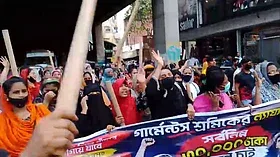 ৩০ হাজার টাকা ন্যূনতম বেতনের দাবিতে মিরপুরে পোশাকশ্রমিকদের অবরোধ